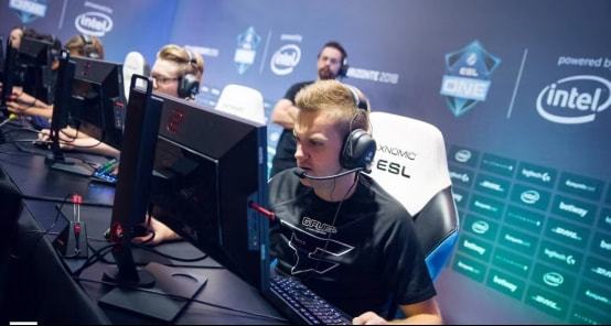 队的中场配 队的中场配